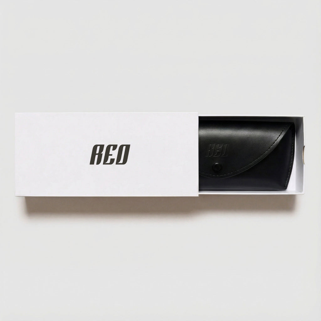 Black pouch inside a white box with 'REO' branding on a light gray background