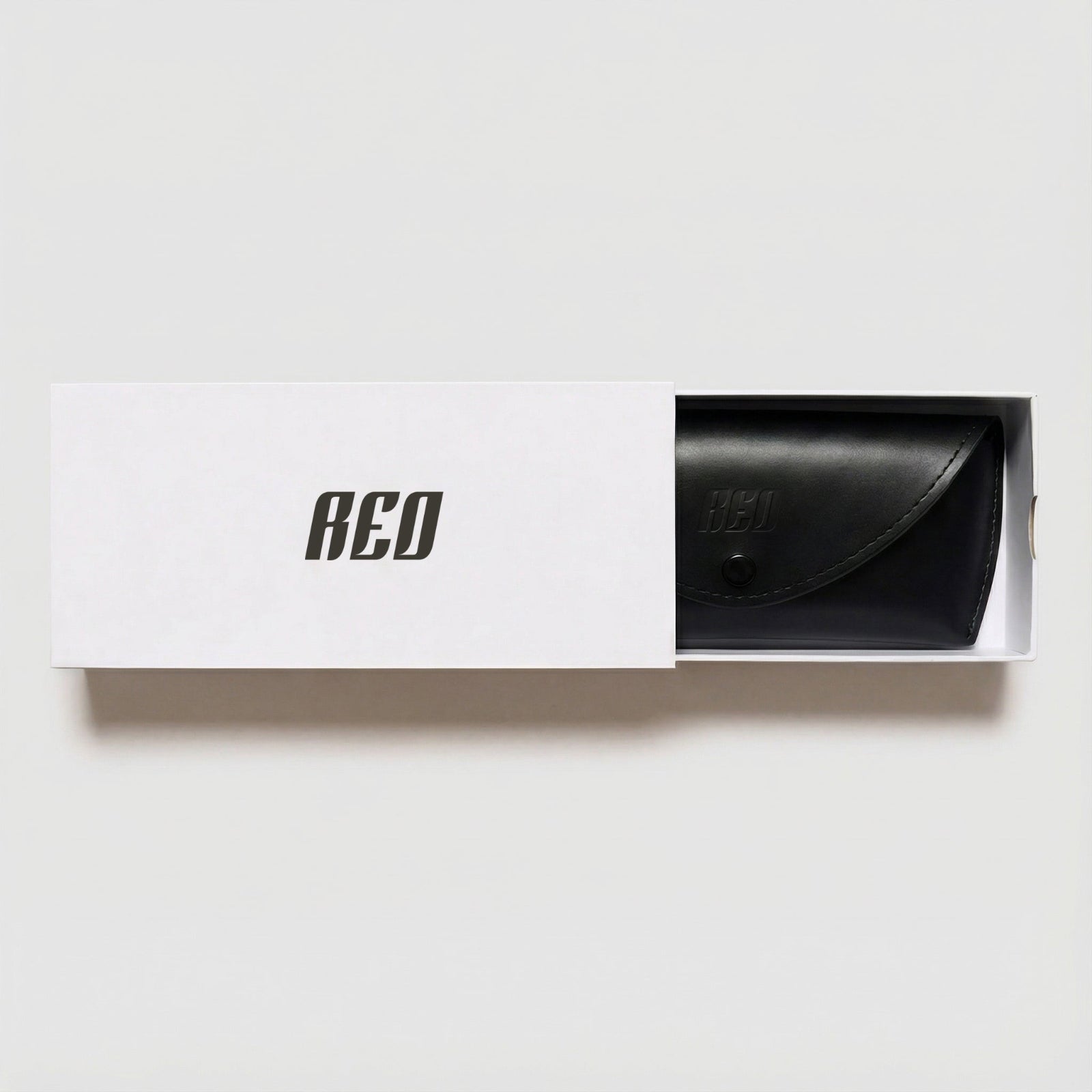 Black pouch inside a white box with 'REO' branding on a light gray background